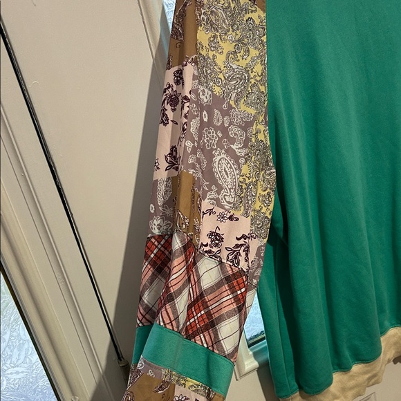 Source Unknown Teal and Patchwork Sleeve Top - Picture 2 of 3